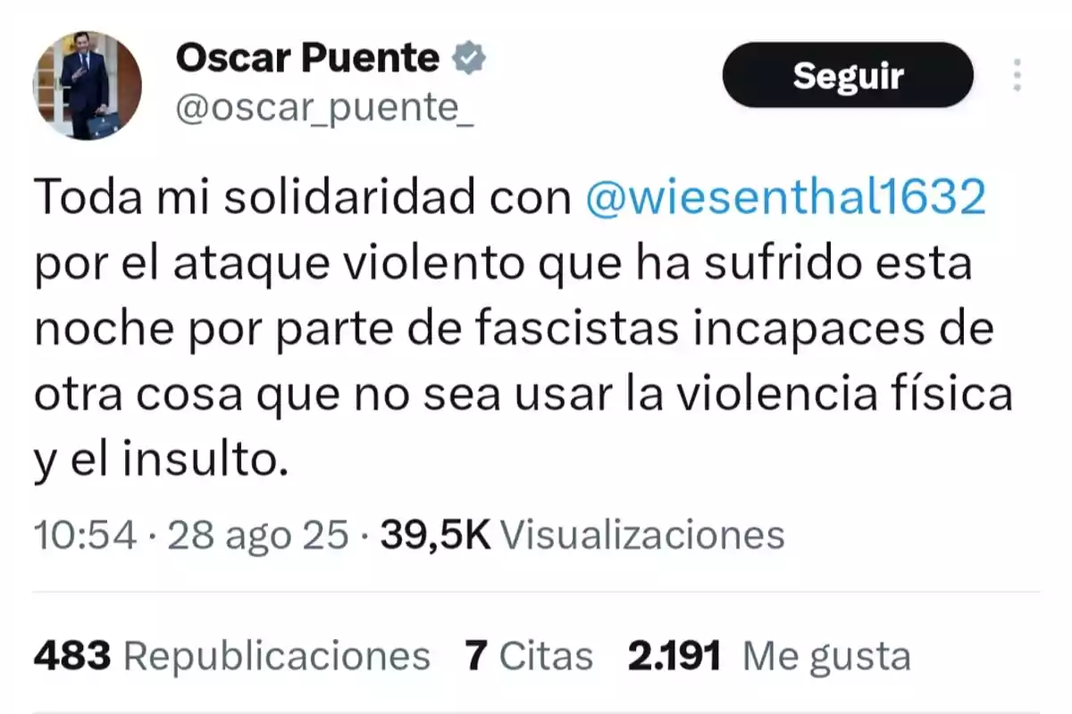 Captura de pantalla de un tuit de Oscar Puente expresando solidaridad con otro usuario por un ataque violento, mencionando a los responsables como fascistas y condenando el uso de la violencia física y el insulto, acompañado de estadísticas de interacción como visualizaciones, republicaciones, citas y me gusta. Captura de pantalla de un tuit de Oscar Puente expresando solidaridad con otro usuario por un ataque violento, mencionando a los responsables como fascistas y condenando el uso de la violencia física y el insulto, acompañado de estadísticas de interacción como visualizaciones, republicaciones, citas y me gusta.