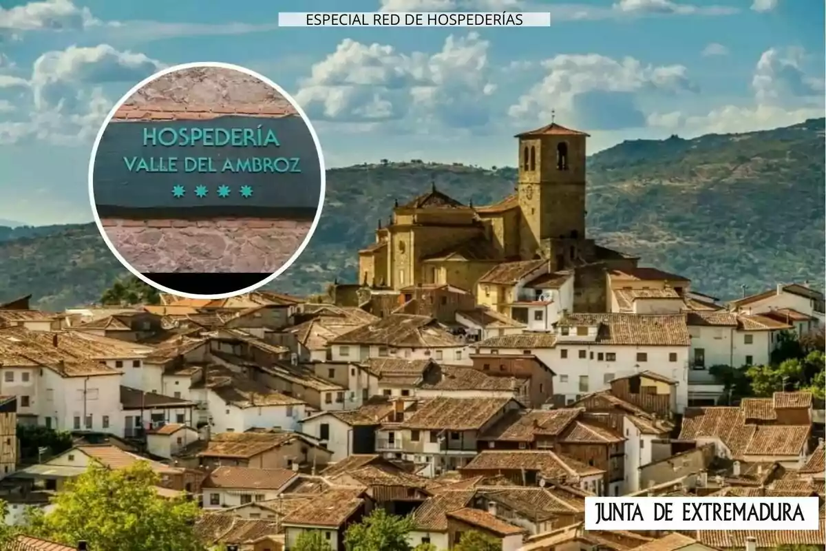 Vista panorámica de un pueblo con casas de tejados rojizos y una iglesia al fondo, con un recuadro que muestra el letrero de la Hospedería Valle del Ambroz y el logotipo de la Junta de Extremadura.