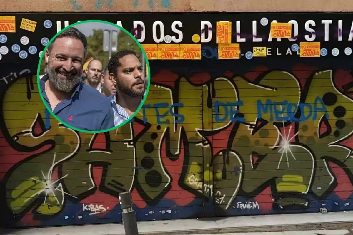 Dos hombres enmarcados sobre un fondo de graffiti colorido con varias pegatinas y mensajes en la parte superior