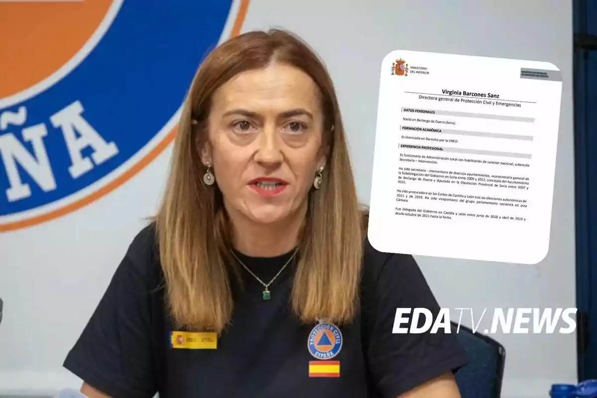 Mujer con camiseta de Protección Civil de España sentada frente a un fondo con el logo de la organización y un documento flotante con información personal y profesional