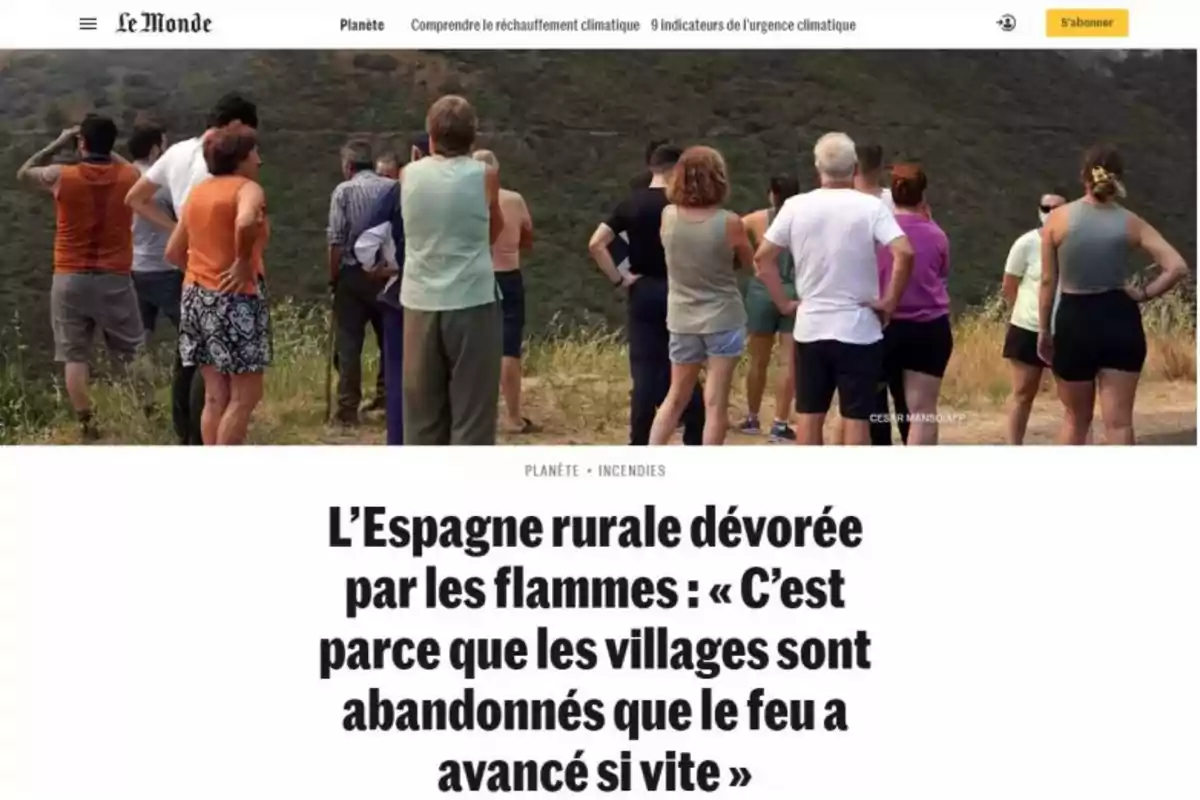 Un grupo de personas observa un incendio forestal desde una colina en una zona rural, mientras el titular de un periódico francés destaca la rápida propagación del fuego en pueblos abandonados de España. Un grupo de personas observa un incendio forestal desde una colina en una zona rural, mientras el titular de un periódico francés destaca la rápida propagación del fuego en pueblos abandonados de España.
