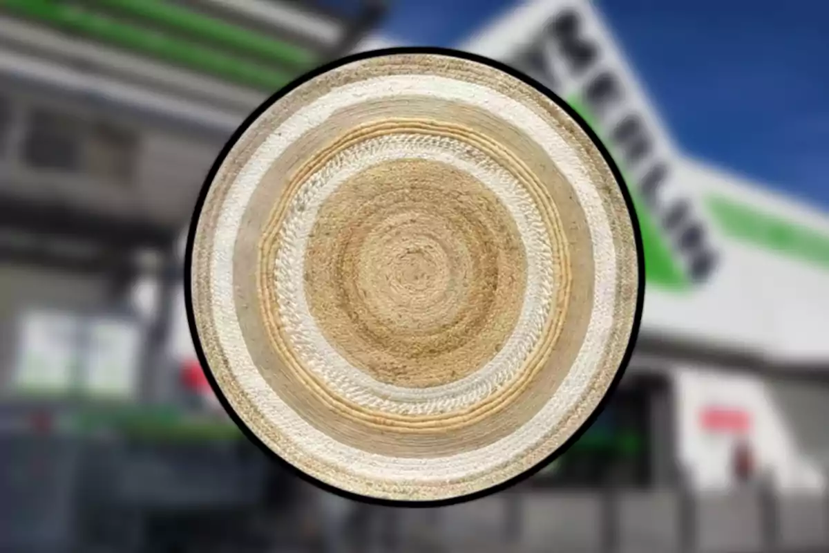 Alfombra redonda de fibras naturales con diseño de círculos en tonos beige y blanco sobre un fondo desenfocado de una tienda. Alfombra redonda de fibras naturales con diseño de círculos en tonos beige y blanco sobre un fondo desenfocado de una tienda.
