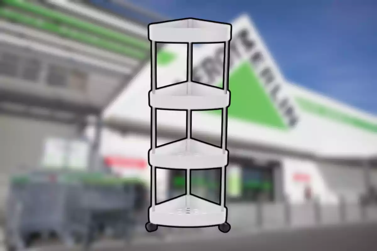 Estante esquinero de plástico blanco con tres niveles y ruedas frente a una tienda difuminada Estante esquinero de plástico blanco con tres niveles y ruedas frente a una tienda difuminada