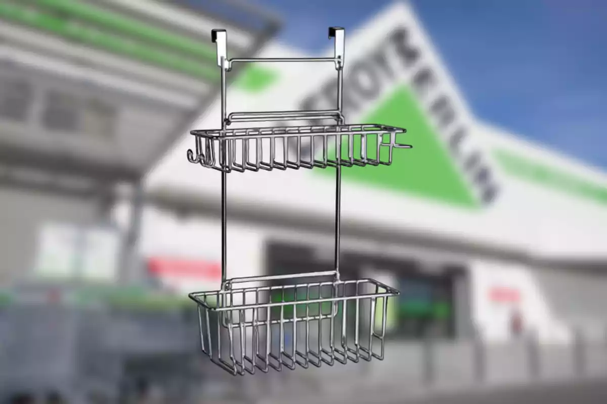 Organizador metálico de dos niveles para baño suspendido frente a una tienda Leroy Merlin desenfocada Organizador metálico de dos niveles para baño suspendido frente a una tienda Leroy Merlin desenfocada