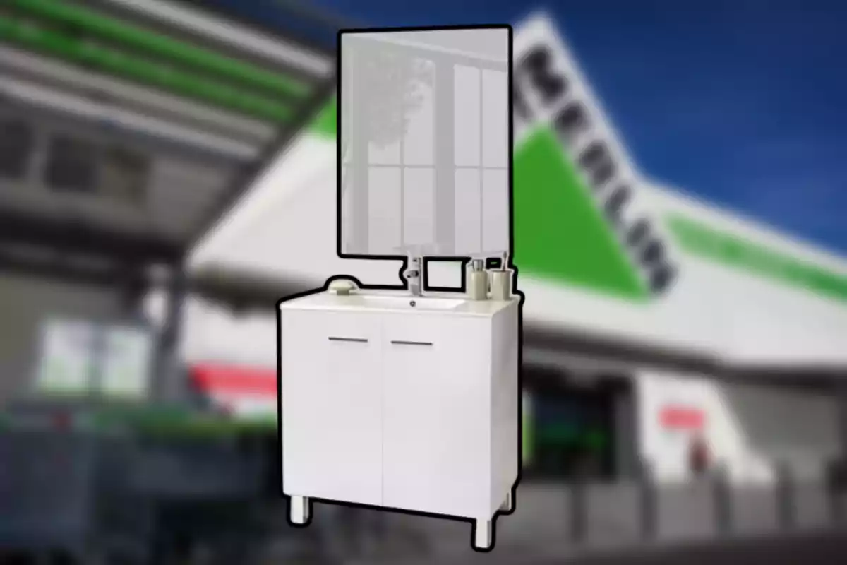 Mueble de baño blanco con lavabo y espejo grande al frente de una tienda de mejoras para el hogar desenfocada Mueble de baño blanco con lavabo y espejo grande al frente de una tienda de mejoras para el hogar desenfocada