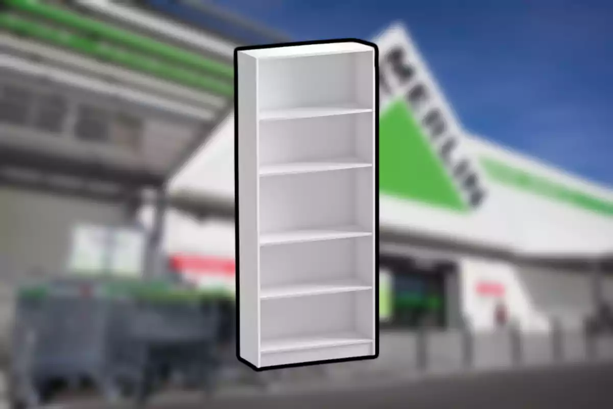 Estante blanco de cinco niveles sobre un fondo borroso de una tienda de mejoras para el hogar Estante blanco de cinco niveles sobre un fondo borroso de una tienda de mejoras para el hogar