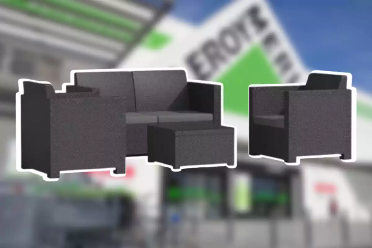 Juego de muebles de jardín de color oscuro compuesto por un sofá, dos sillones y una mesa pequeña con fondo de tienda desenfocado Juego de muebles de jardín de color oscuro compuesto por un sofá, dos sillones y una mesa pequeña con fondo de tienda desenfocado