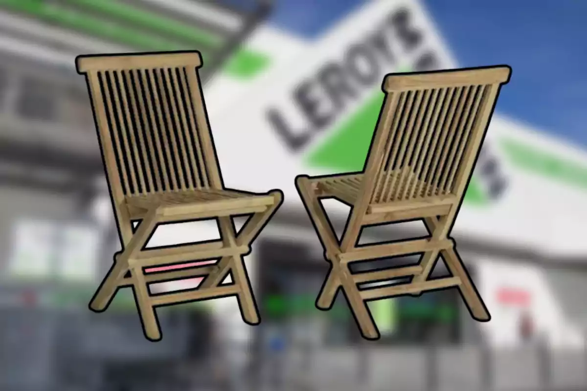 Dos sillas de madera plegables frente a una tienda con el letrero borroso de Leroy Merlin Dos sillas de madera plegables frente a una tienda con el letrero borroso de Leroy Merlin
