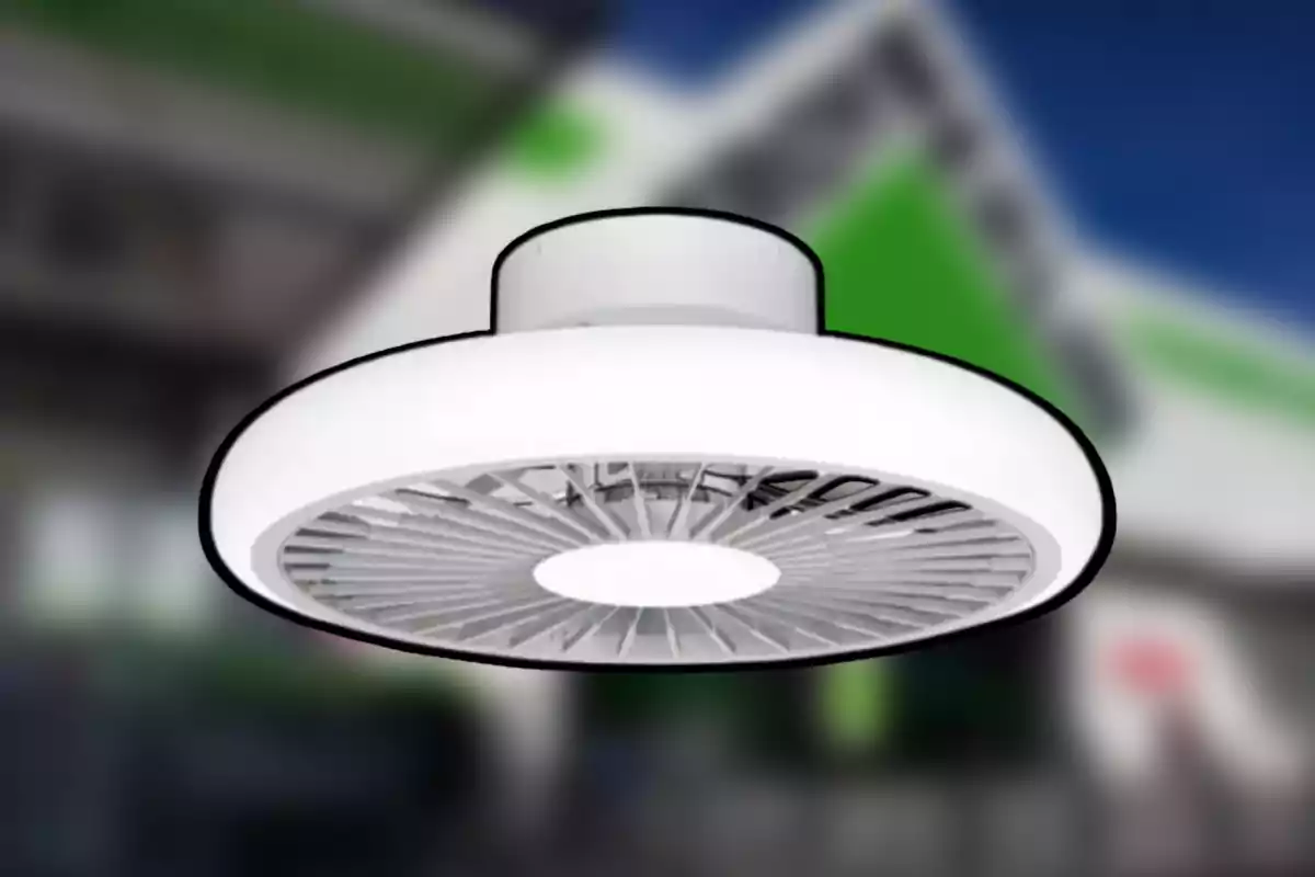Ventilador de techo moderno con luz LED integrada sobre un fondo desenfocado. Ventilador de techo moderno con luz LED integrada sobre un fondo desenfocado.