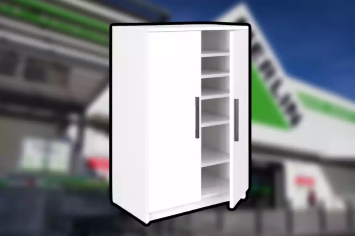 Mueble blanco con varias repisas y dos puertas frente a un fondo borroso de una tienda Mueble blanco con varias repisas y dos puertas frente a un fondo borroso de una tienda