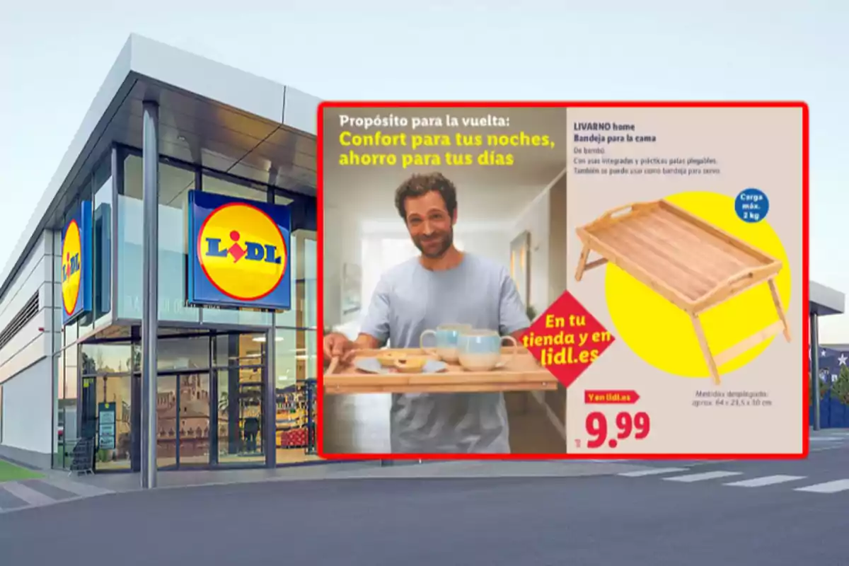Fachada de una tienda Lidl con un cartel promocional de una bandeja de bambú para la cama a 9,99 euros, mostrando a un hombre sirviendo desayuno y la bandeja en detalle Fachada de una tienda Lidl con un cartel promocional de una bandeja de bambú para la cama a 9,99 euros, mostrando a un hombre sirviendo desayuno y la bandeja en detalle