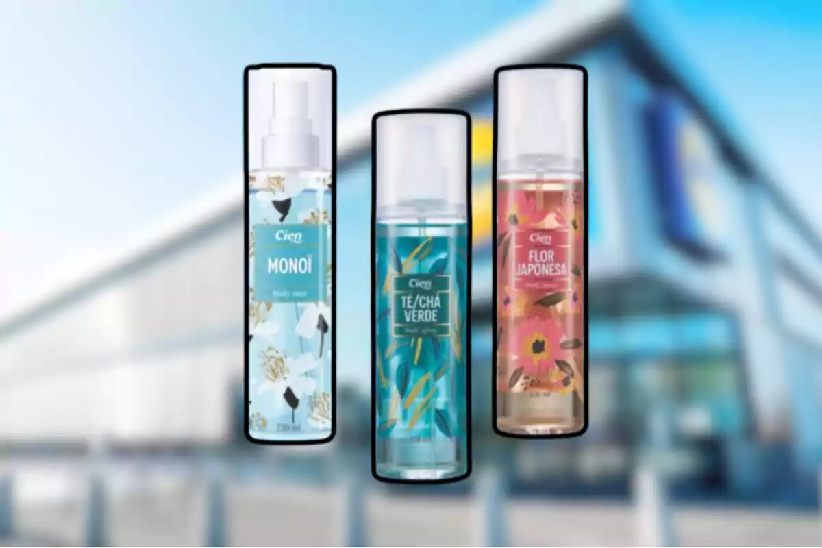 Tres botellas de body mist de la marca Cien con fragancias Monoi, Té Verde y Flor Japonesa sobre un fondo desenfocado de una tienda Tres botellas de body mist de la marca Cien con fragancias Monoi, Té Verde y Flor Japonesa sobre un fondo desenfocado de una tienda