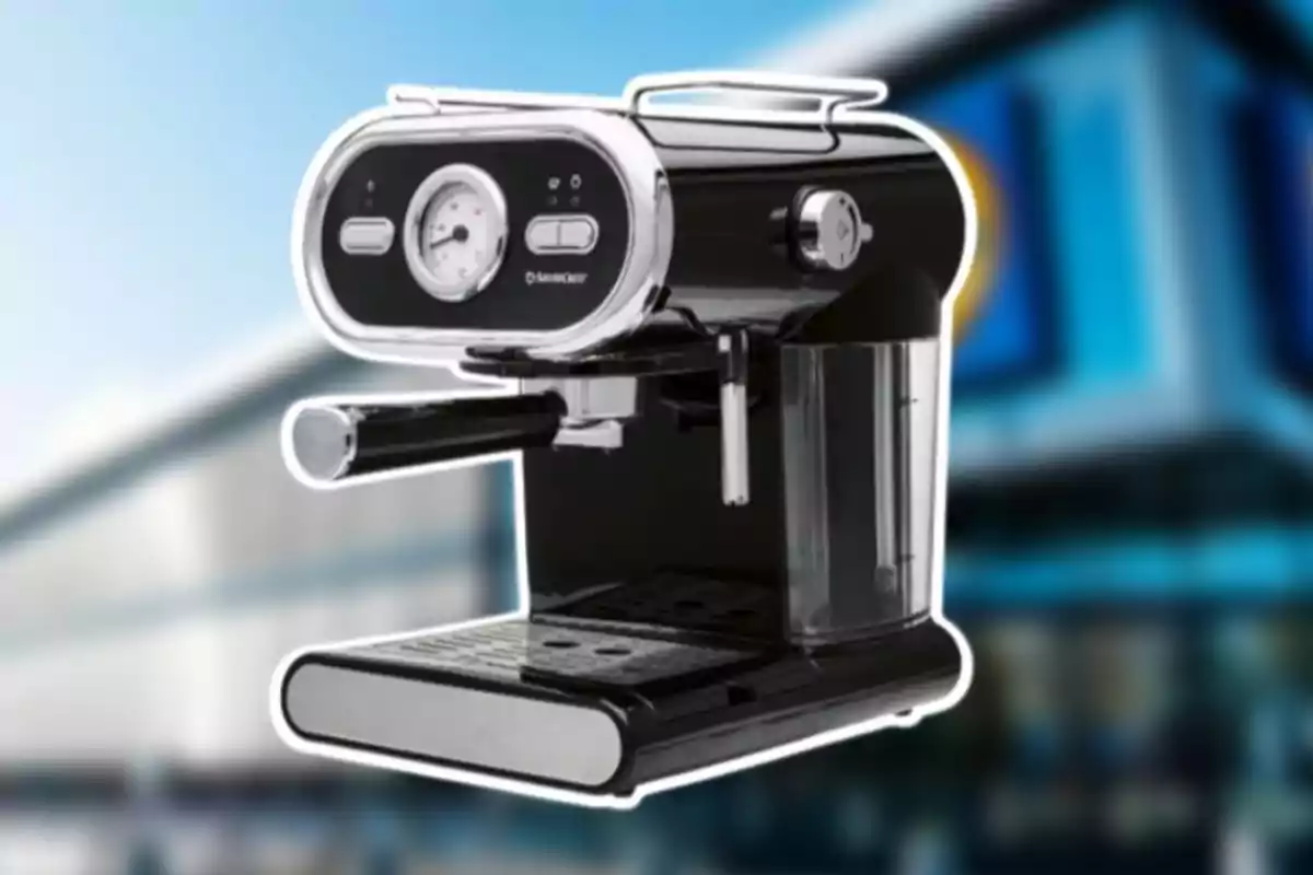 Cafetera espresso negra con detalles plateados sobre un fondo desenfocado Cafetera espresso negra con detalles plateados sobre un fondo desenfocado