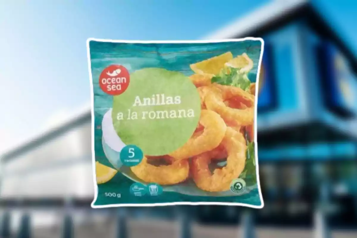 Bolsa de anillas a la romana de la marca Ocean Sea sobre un fondo desenfocado de supermercado Bolsa de anillas a la romana de la marca Ocean Sea sobre un fondo desenfocado de supermercado