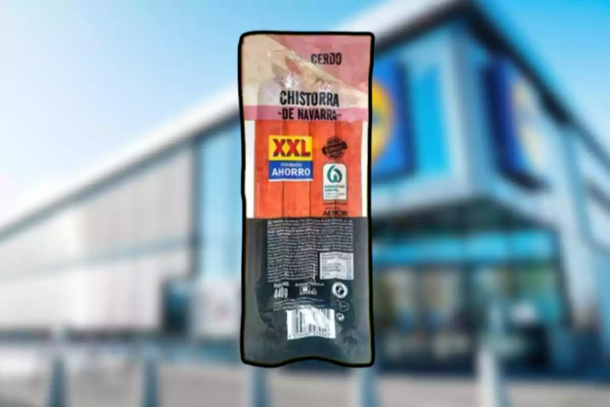 Paquete de chistorra de Navarra formato XXL de cerdo frente a una tienda con fachada moderna desenfocada Paquete de chistorra de Navarra formato XXL de cerdo frente a una tienda con fachada moderna desenfocada