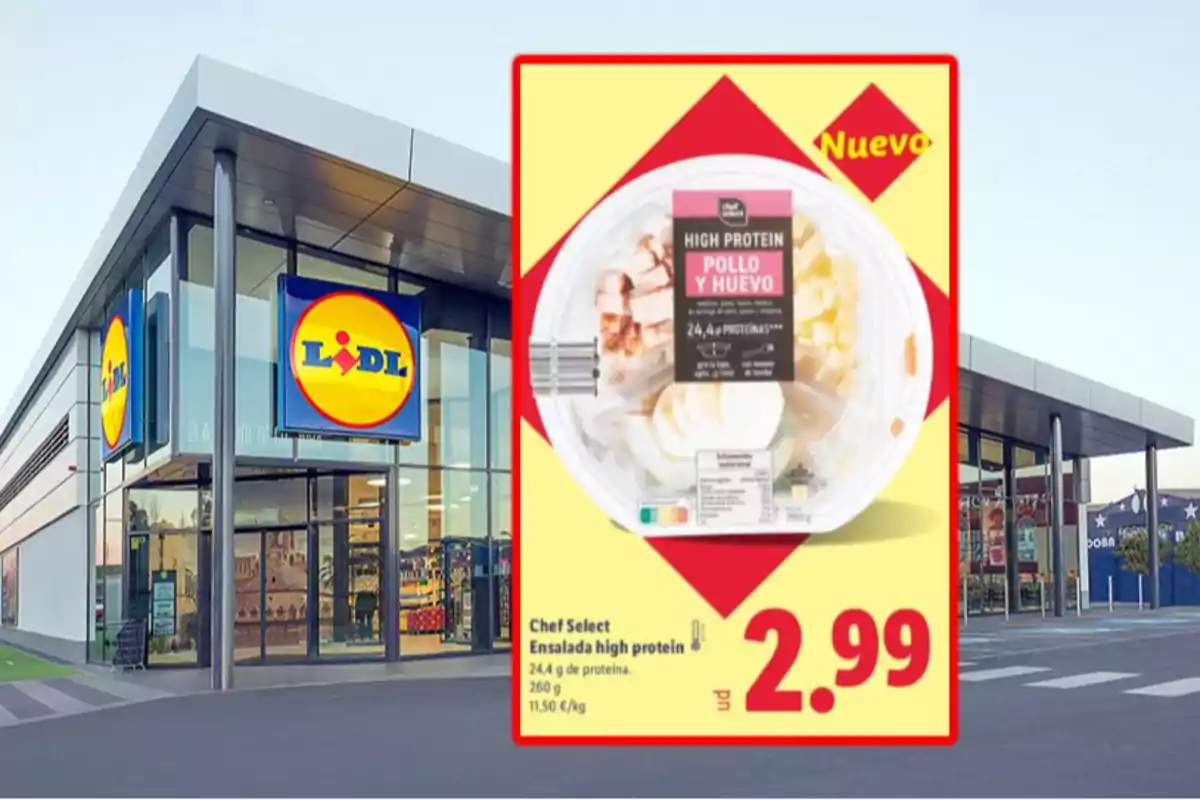 Fachada de supermercado Lidl con un cartel promocional de una ensalada high protein de pollo y huevo a 2,99 euros Fachada de supermercado Lidl con un cartel promocional de una ensalada high protein de pollo y huevo a 2,99 euros
