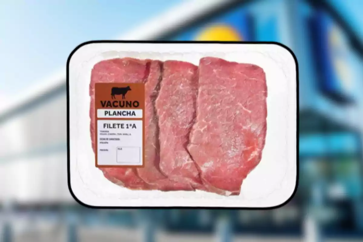 Bandeja de filetes de carne de vacuno envasados con etiqueta de información sobre el producto y fondo de supermercado desenfocado Bandeja de filetes de carne de vacuno envasados con etiqueta de información sobre el producto y fondo de supermercado desenfocado