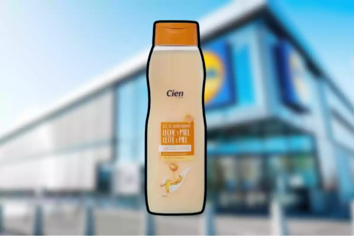 Botella de gel de baño Cien leche y miel frente a una tienda con el logo de Lidl desenfocado al fondo Botella de gel de baño Cien leche y miel frente a una tienda con el logo de Lidl desenfocado al fondo