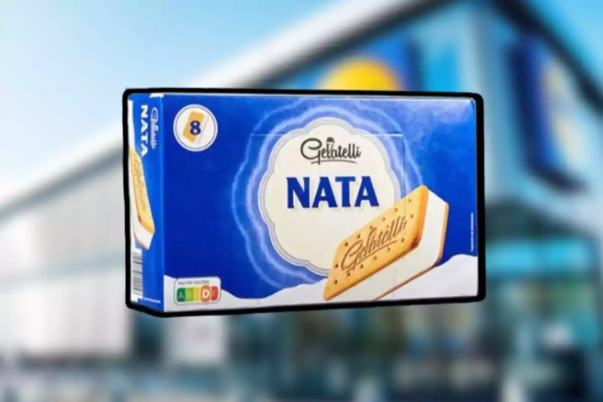 Caja de helado de nata marca Gelatelli sobre un fondo desenfocado de supermercado Caja de helado de nata marca Gelatelli sobre un fondo desenfocado de supermercado