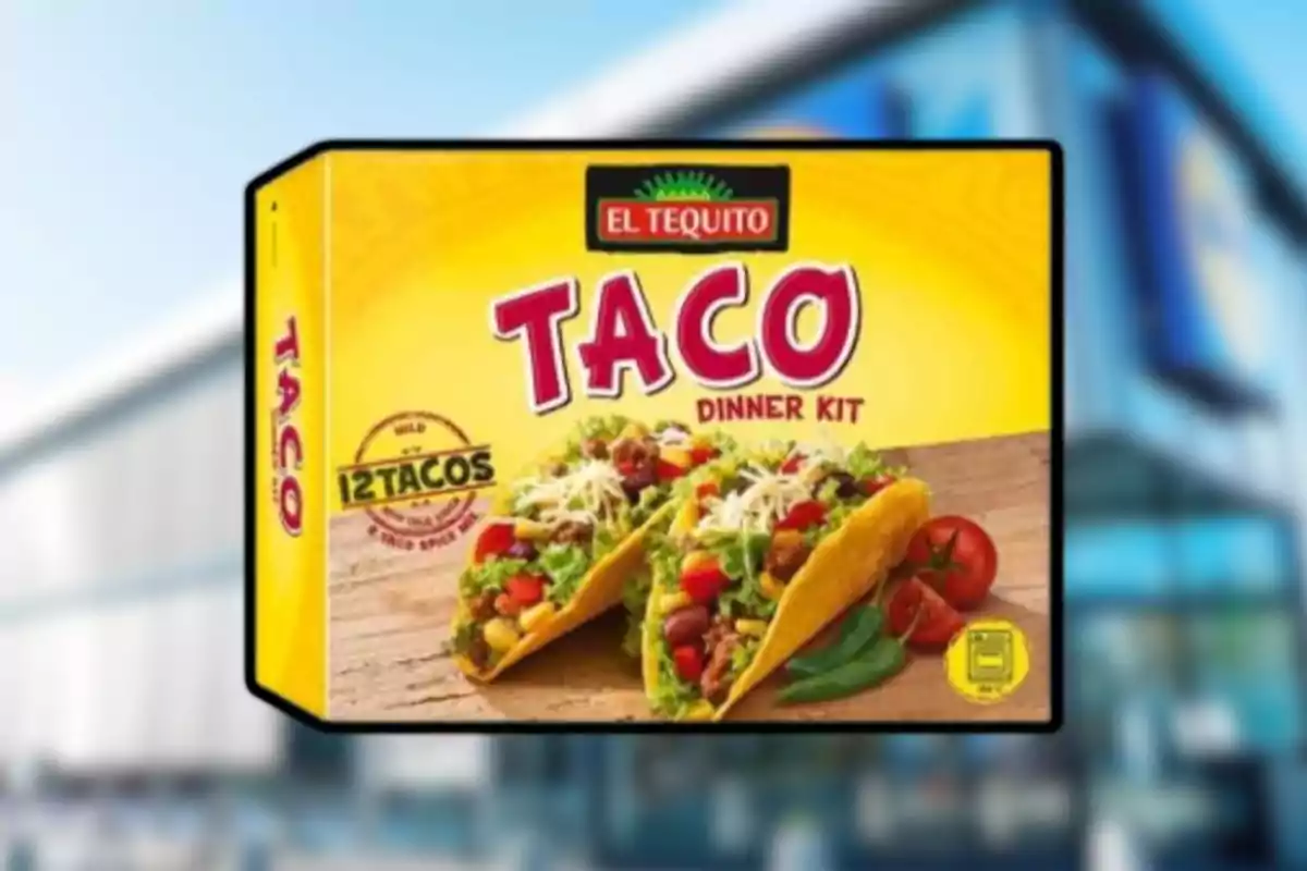 Caja amarilla de kit para preparar tacos de la marca El Tequito con imagen de dos tacos rellenos de carne, lechuga, jitomate y queso Caja amarilla de kit para preparar tacos de la marca El Tequito con imagen de dos tacos rellenos de carne, lechuga, jitomate y queso