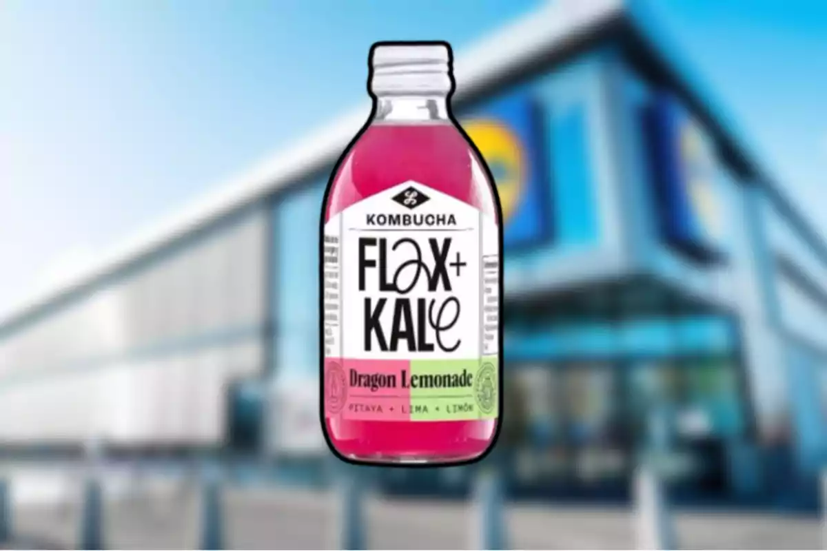 Botella de kombucha Flax and Kale sabor Dragon Lemonade con fondo de supermercado desenfocado Botella de kombucha Flax and Kale sabor Dragon Lemonade con fondo de supermercado desenfocado