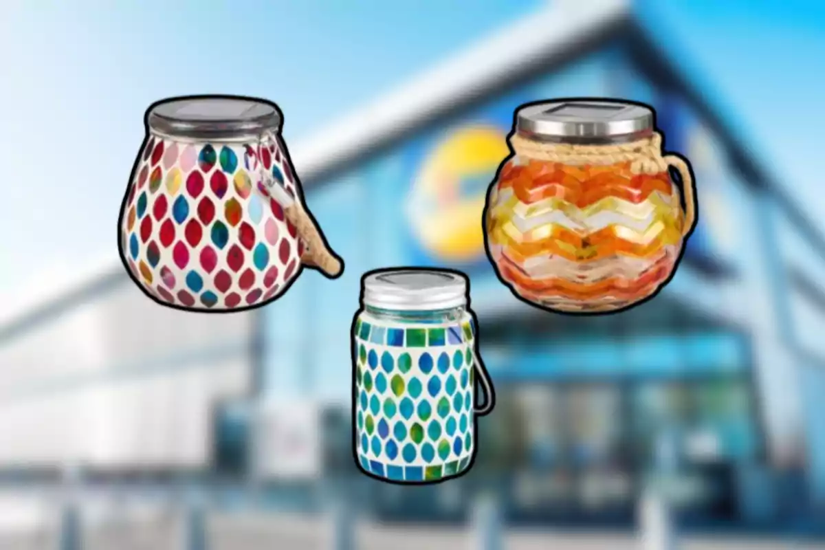 Tres frascos de vidrio decorativos con patrones de colores y tapas metálicas están frente a un edificio moderno desenfocado Tres frascos de vidrio decorativos con patrones de colores y tapas metálicas están frente a un edificio moderno desenfocado
