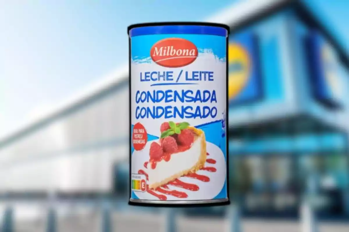 Lata de leche condensada Milbona con imagen de un pastel decorado con frambuesas y fondo de supermercado desenfocado Lata de leche condensada Milbona con imagen de un pastel decorado con frambuesas y fondo de supermercado desenfocado