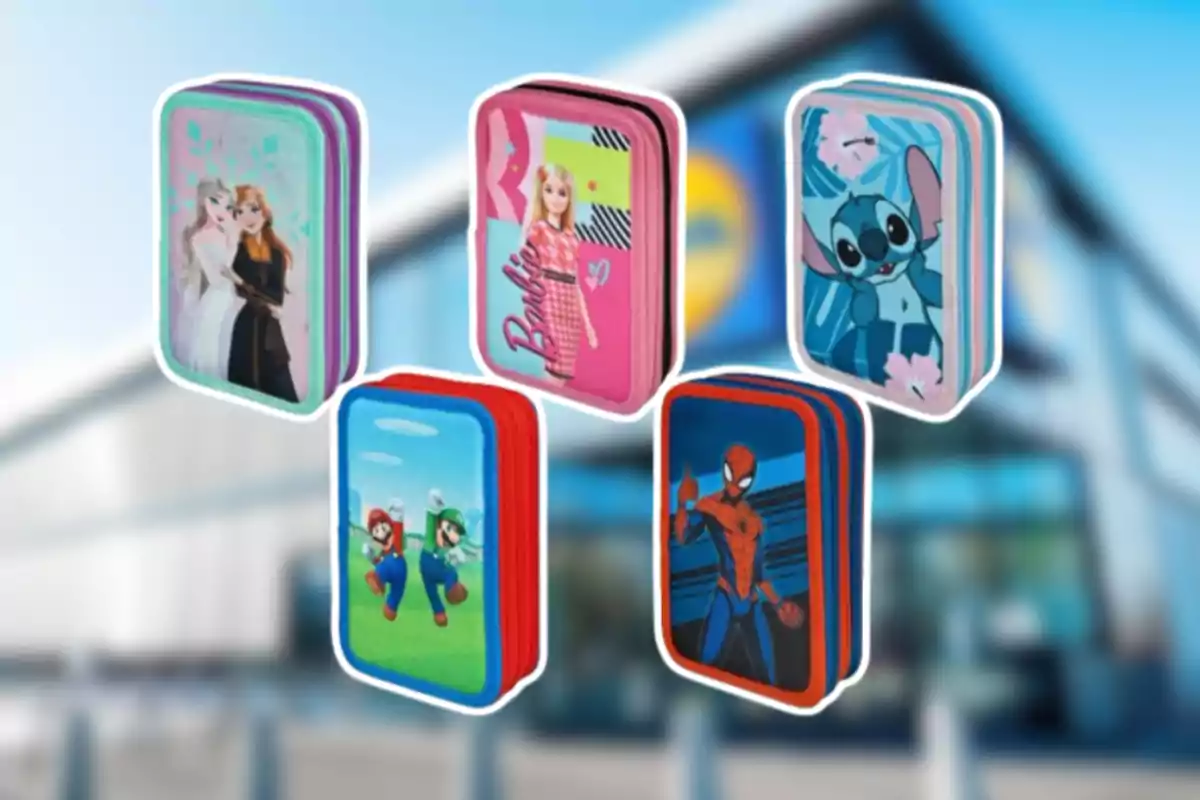 Cinco estuches escolares con personajes infantiles populares flotan frente a una tienda desenfocada Cinco estuches escolares con personajes infantiles populares flotan frente a una tienda desenfocada
