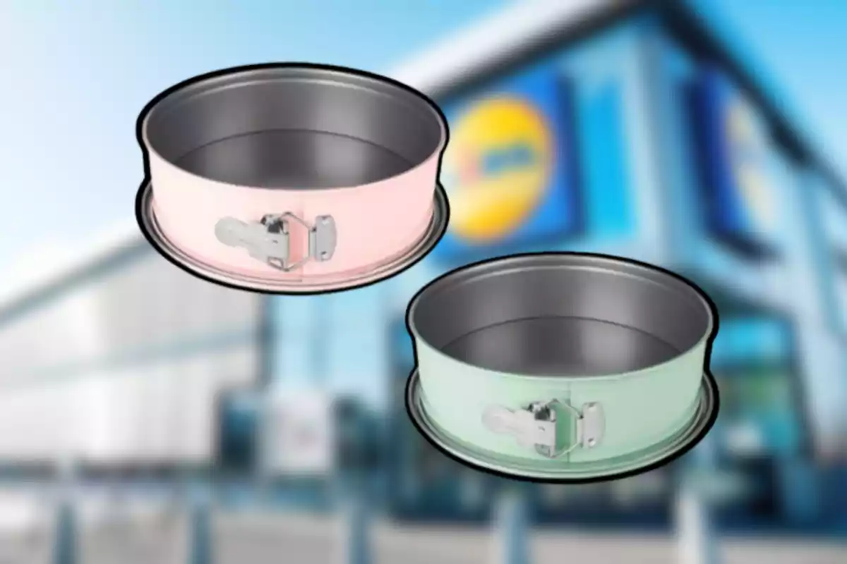 Dos moldes redondos para pasteles en colores pastel, uno rosa y otro verde, con fondo de una tienda desenfocada. Dos moldes redondos para pasteles en colores pastel, uno rosa y otro verde, con fondo de una tienda desenfocada.