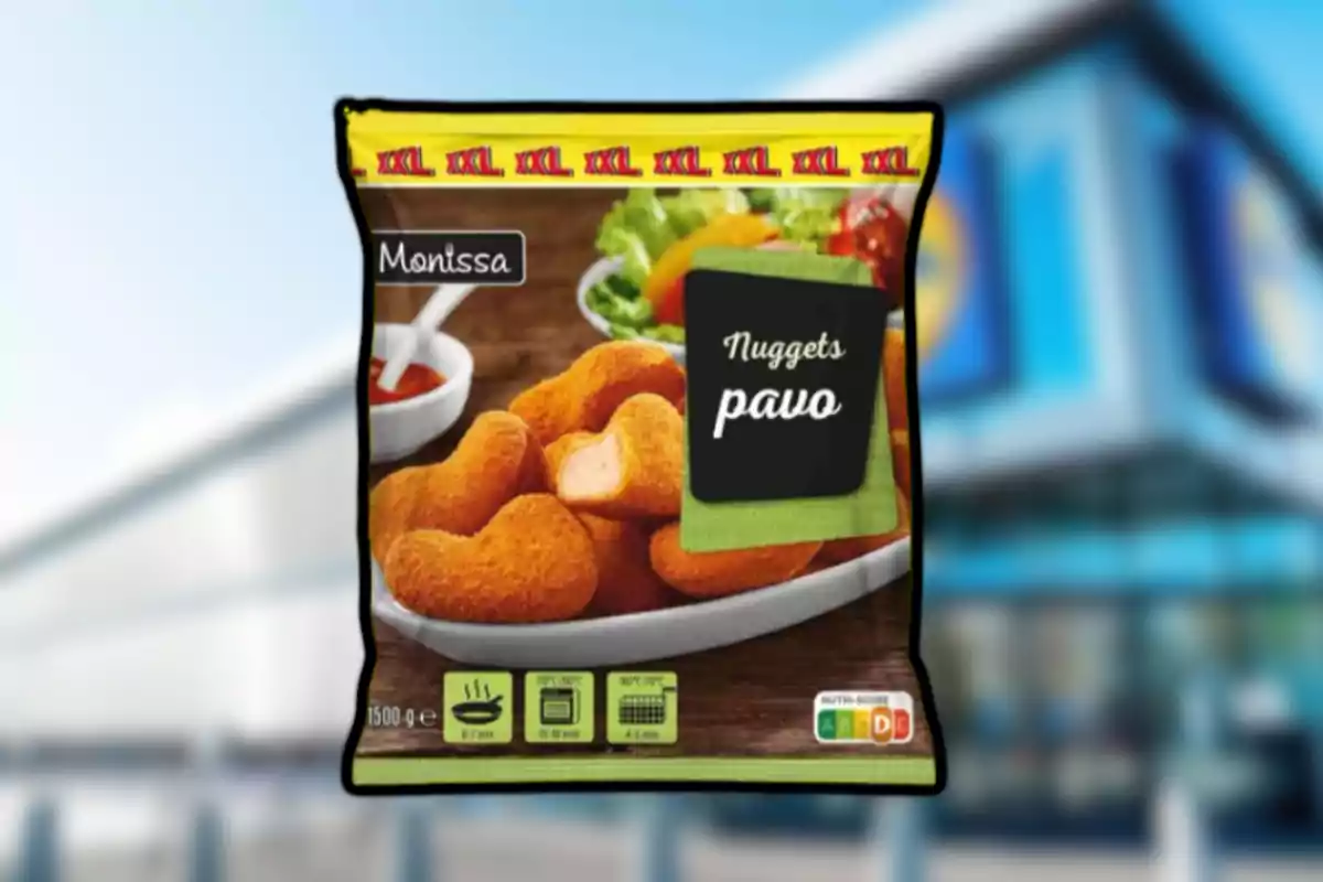 Bolsa de nuggets de pavo Monissa en formato XXL con imagen de los nuggets servidos en un plato frente a un fondo desenfocado de supermercado Bolsa de nuggets de pavo Monissa en formato XXL con imagen de los nuggets servidos en un plato frente a un fondo desenfocado de supermercado