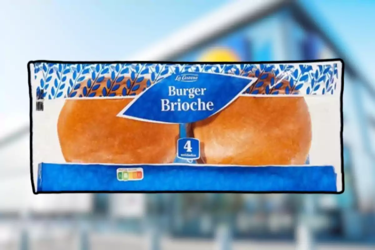 Paquete de pan brioche para hamburguesa con cuatro unidades en empaque azul y blanco Paquete de pan brioche para hamburguesa con cuatro unidades en empaque azul y blanco