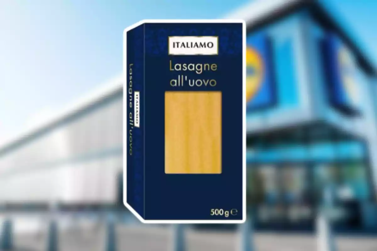 Caja de lasaña Italiana Italamo de 500 gramos frente a un supermercado desenfocado Caja de lasaña Italiana Italamo de 500 gramos frente a un supermercado desenfocado