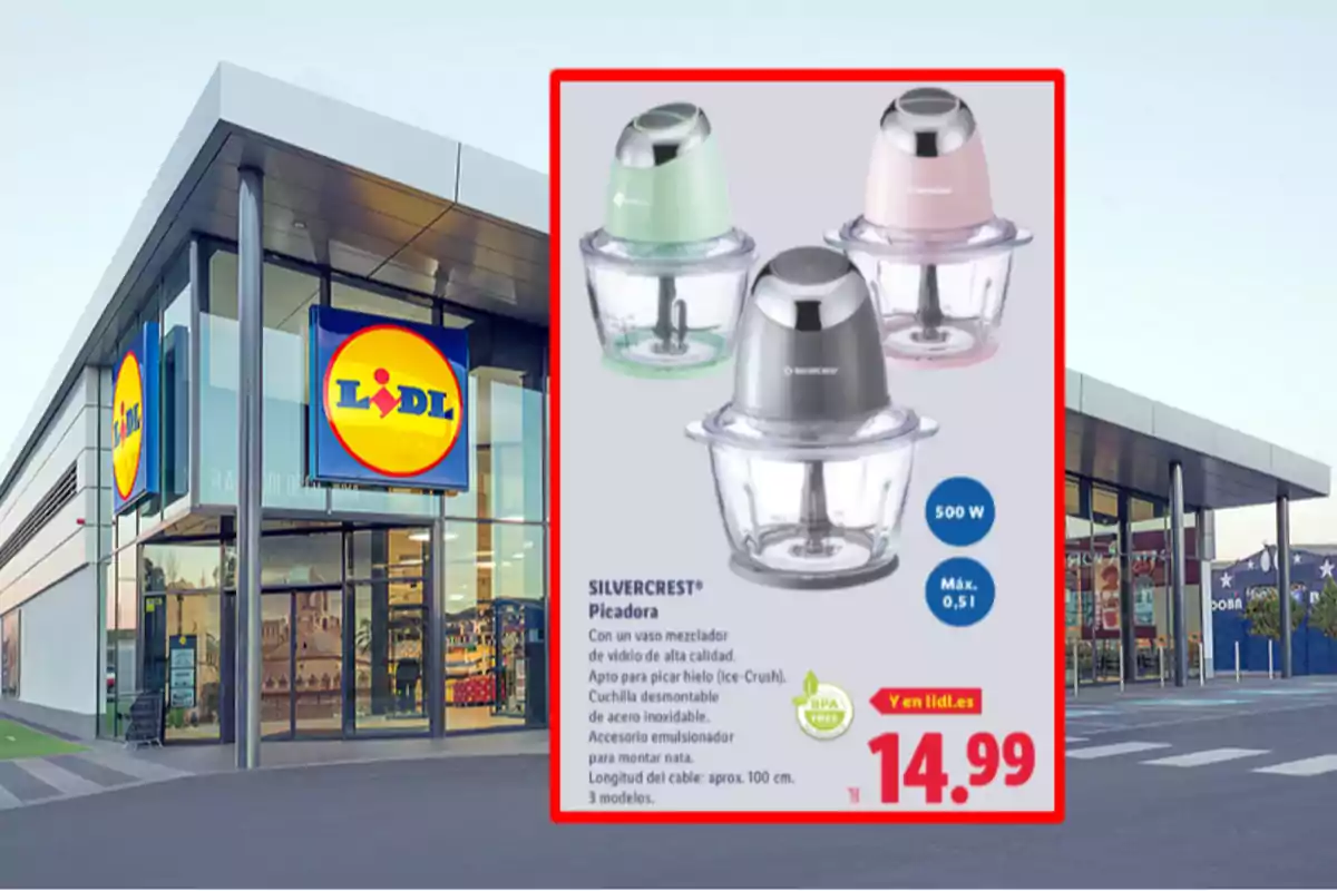 Fachada de una tienda Lidl con un anuncio de picadoras Silvercrest en tres colores diferentes y precio de 14.99 euros Fachada de una tienda Lidl con un anuncio de picadoras Silvercrest en tres colores diferentes y precio de 14.99 euros