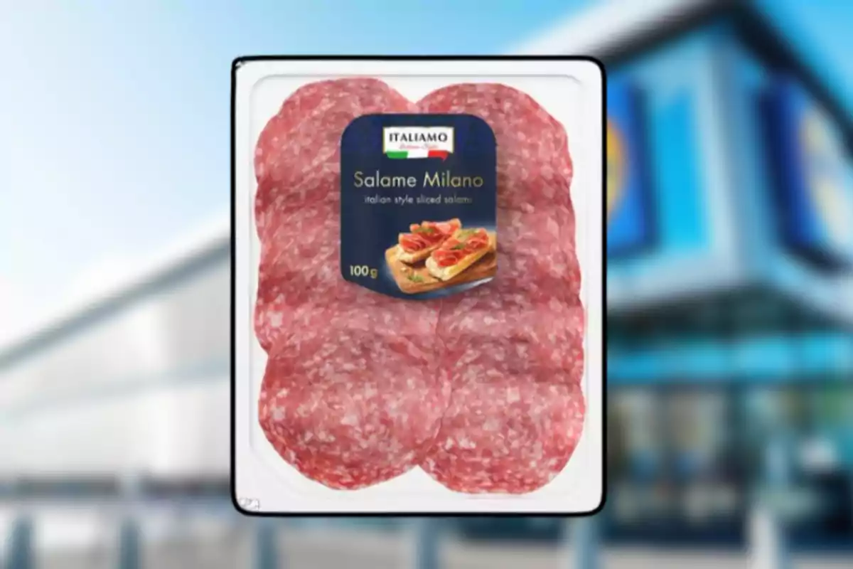 Paquete de salame Milano en rebanadas de la marca Italiamo sobre un fondo desenfocado de supermercado. Paquete de salame Milano en rebanadas de la marca Italiamo sobre un fondo desenfocado de supermercado.