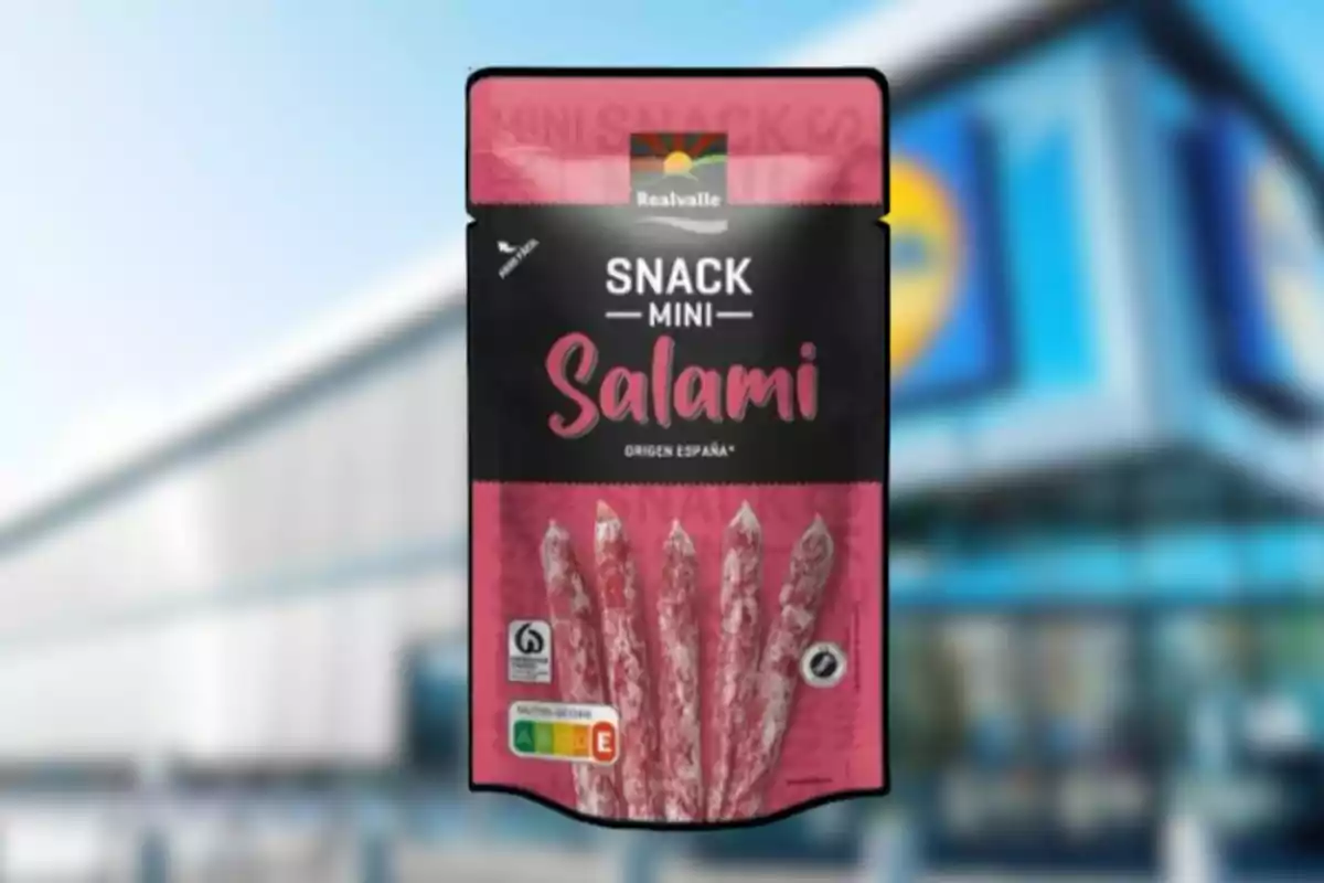 Bolsa de mini salami de la marca Realvalle con fondo de supermercado desenfocado Bolsa de mini salami de la marca Realvalle con fondo de supermercado desenfocado