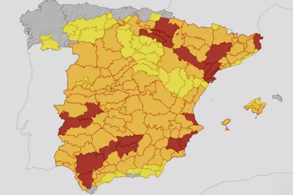 Mapa de España dividido por provincias con diferentes colores que representan distintas intensidades o categorías Mapa de España dividido por provincias con diferentes colores que representan distintas intensidades o categorías