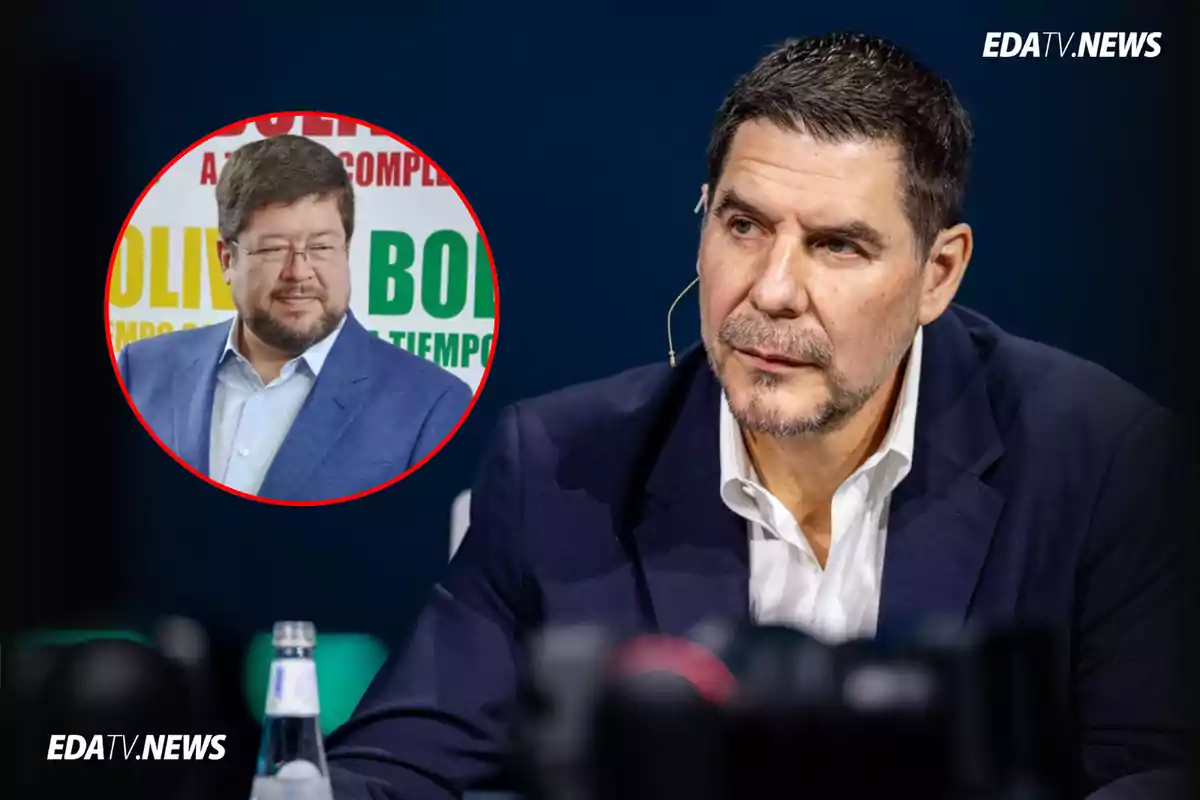Hombre de cabello corto y barba con auricular en la oreja sentado en una mesa, en la esquina superior izquierda aparece un recuadro con la imagen de otro hombre con gafas y barba frente a un fondo con letras de colores. Hombre de cabello corto y barba con auricular en la oreja sentado en una mesa, en la esquina superior izquierda aparece un recuadro con la imagen de otro hombre con gafas y barba frente a un fondo con letras de colores.