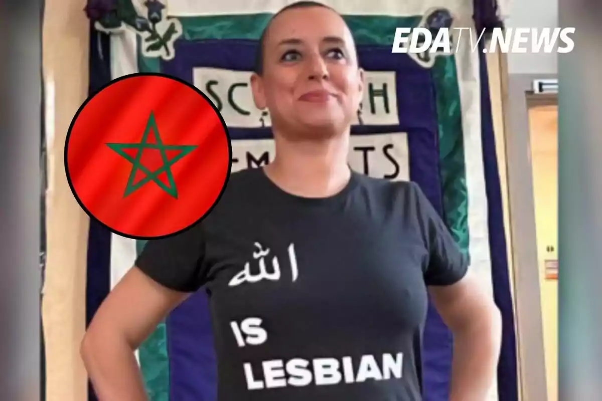 Mujer con la cabeza rapada usando una camiseta negra con un mensaje en inglés y árabe, junto a un círculo con la bandera de Marruecos y el logo de un medio de noticias en la esquina superior derecha.