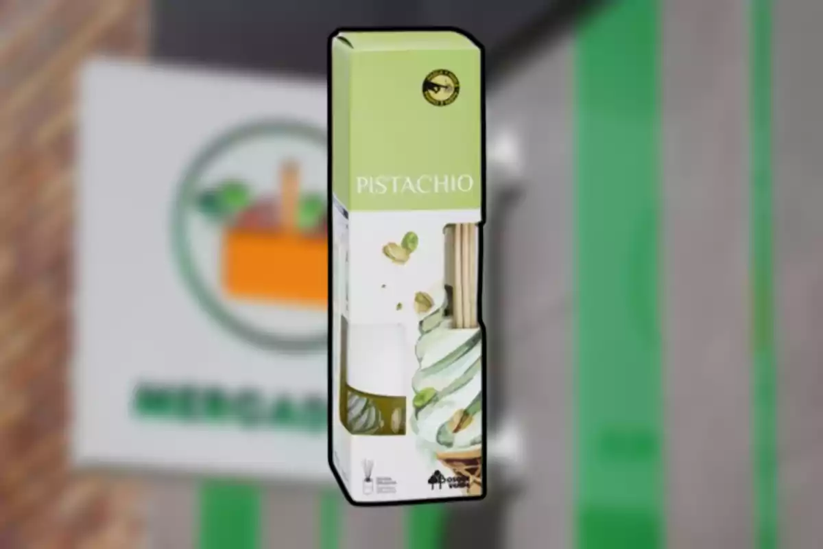 Caja de difusor de aroma de pistacho con varitas, sobre un fondo borroso de un letrero de tienda Caja de difusor de aroma de pistacho con varitas, sobre un fondo borroso de un letrero de tienda