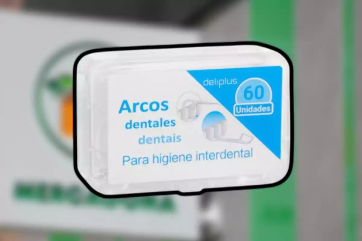 Envase de arcos dentales Deliplus para higiene interdental con 60 unidades sobre un fondo desenfocado Envase de arcos dentales Deliplus para higiene interdental con 60 unidades sobre un fondo desenfocado
