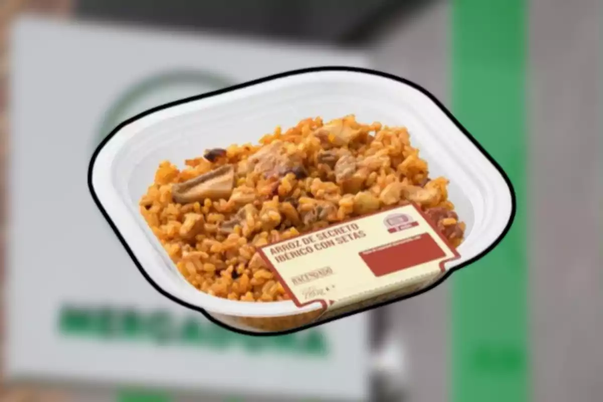 Envase de arroz de secreto ibérico con setas de supermercado sobre fondo desenfocado Envase de arroz de secreto ibérico con setas de supermercado sobre fondo desenfocado
