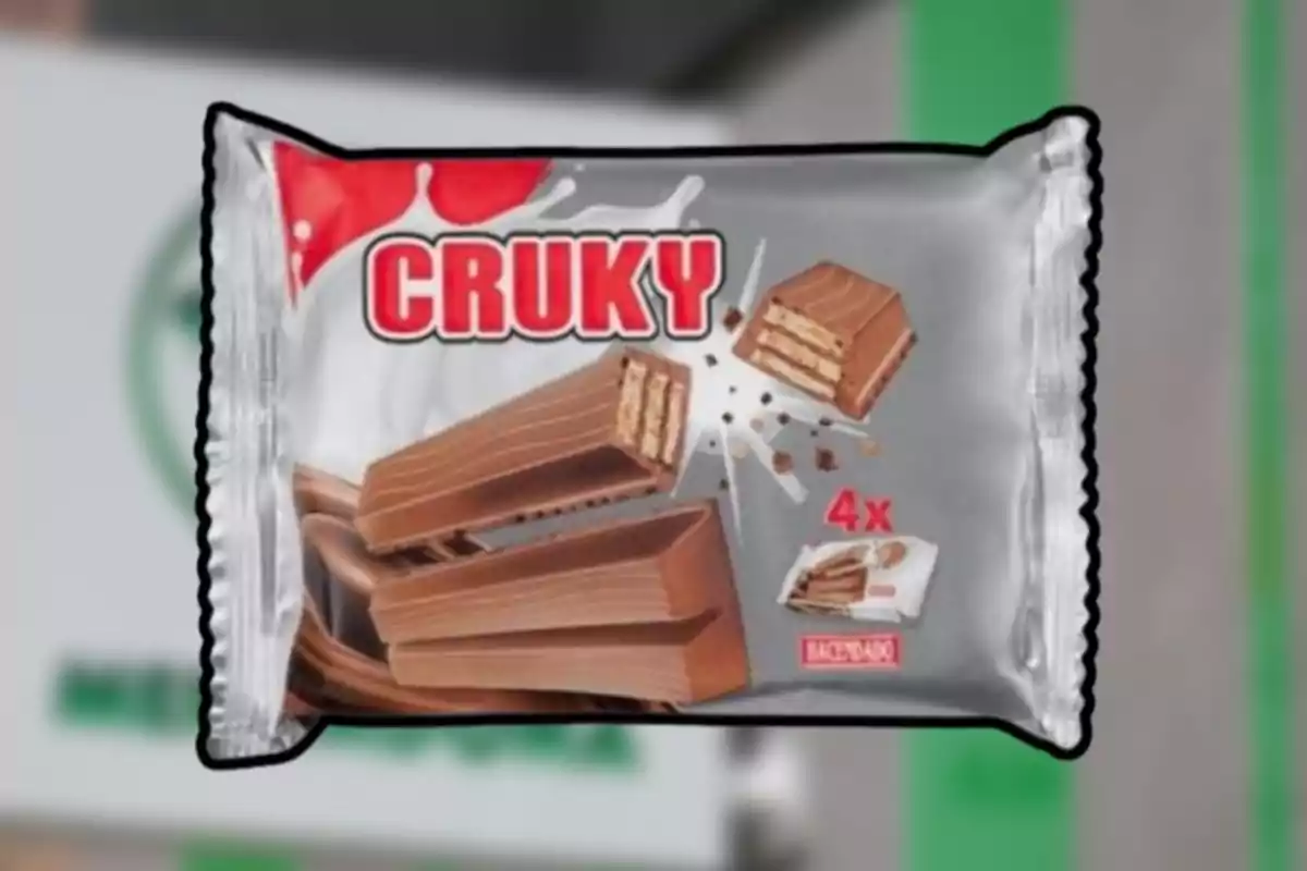 Empaque plateado de un chocolate tipo wafer llamado Cruky con cuatro barras cubiertas de chocolate y relleno de galleta Empaque plateado de un chocolate tipo wafer llamado Cruky con cuatro barras cubiertas de chocolate y relleno de galleta
