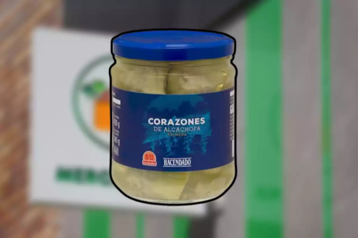 Frasco de corazones de alcachofa de la marca Hacendado con tapa azul sobre un fondo desenfocado Frasco de corazones de alcachofa de la marca Hacendado con tapa azul sobre un fondo desenfocado