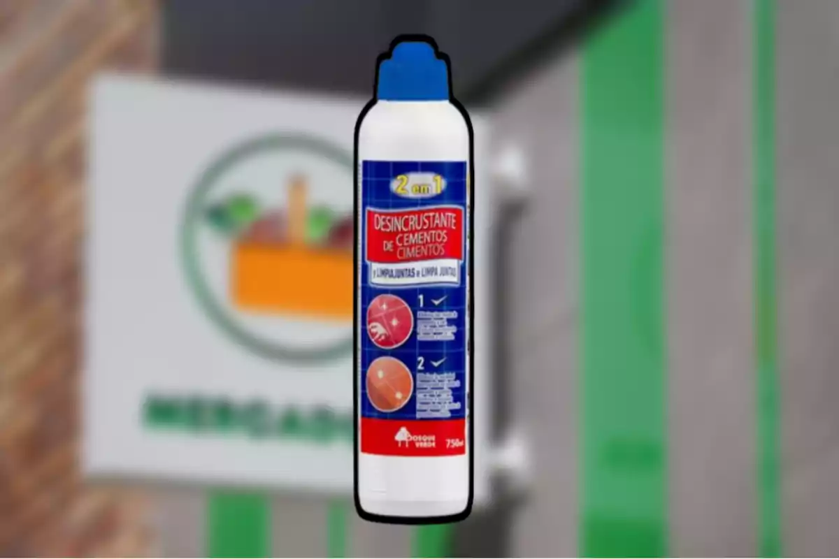 Botella de desincrustante de cementos con tapa azul sobre un fondo desenfocado de un letrero de supermercado Botella de desincrustante de cementos con tapa azul sobre un fondo desenfocado de un letrero de supermercado