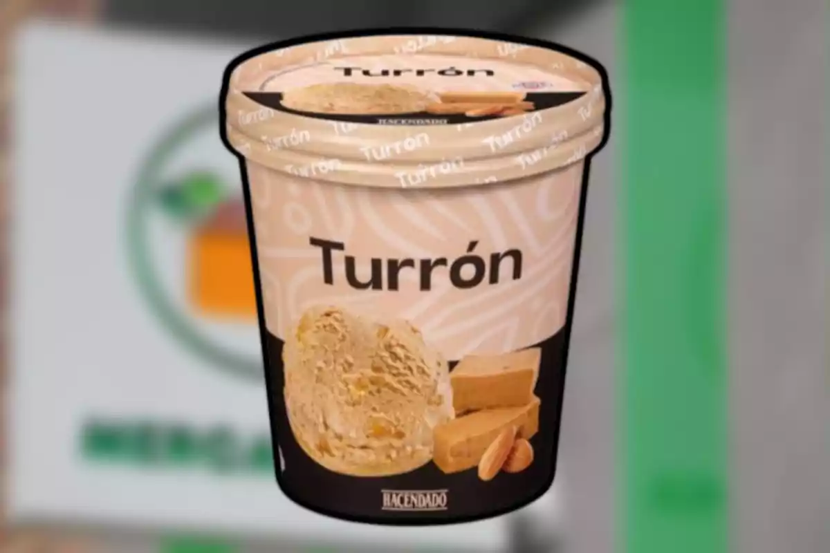Envase de helado de turrón de la marca Hacendado con imagen de una bola de helado, trozos de turrón y almendras en la etiqueta Envase de helado de turrón de la marca Hacendado con imagen de una bola de helado, trozos de turrón y almendras en la etiqueta