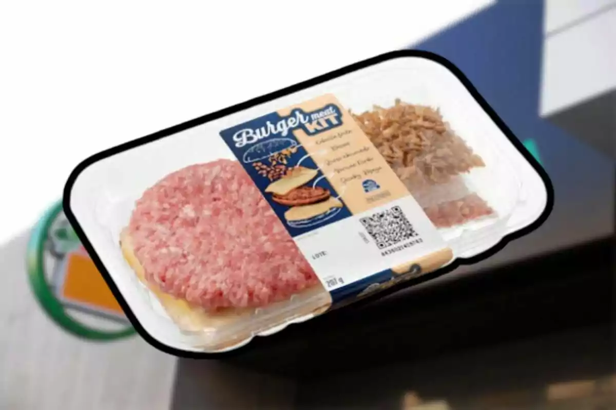 Kit de hamburguesa empacado con carne cruda y cebolla frita en una bandeja de plástico Kit de hamburguesa empacado con carne cruda y cebolla frita en una bandeja de plástico