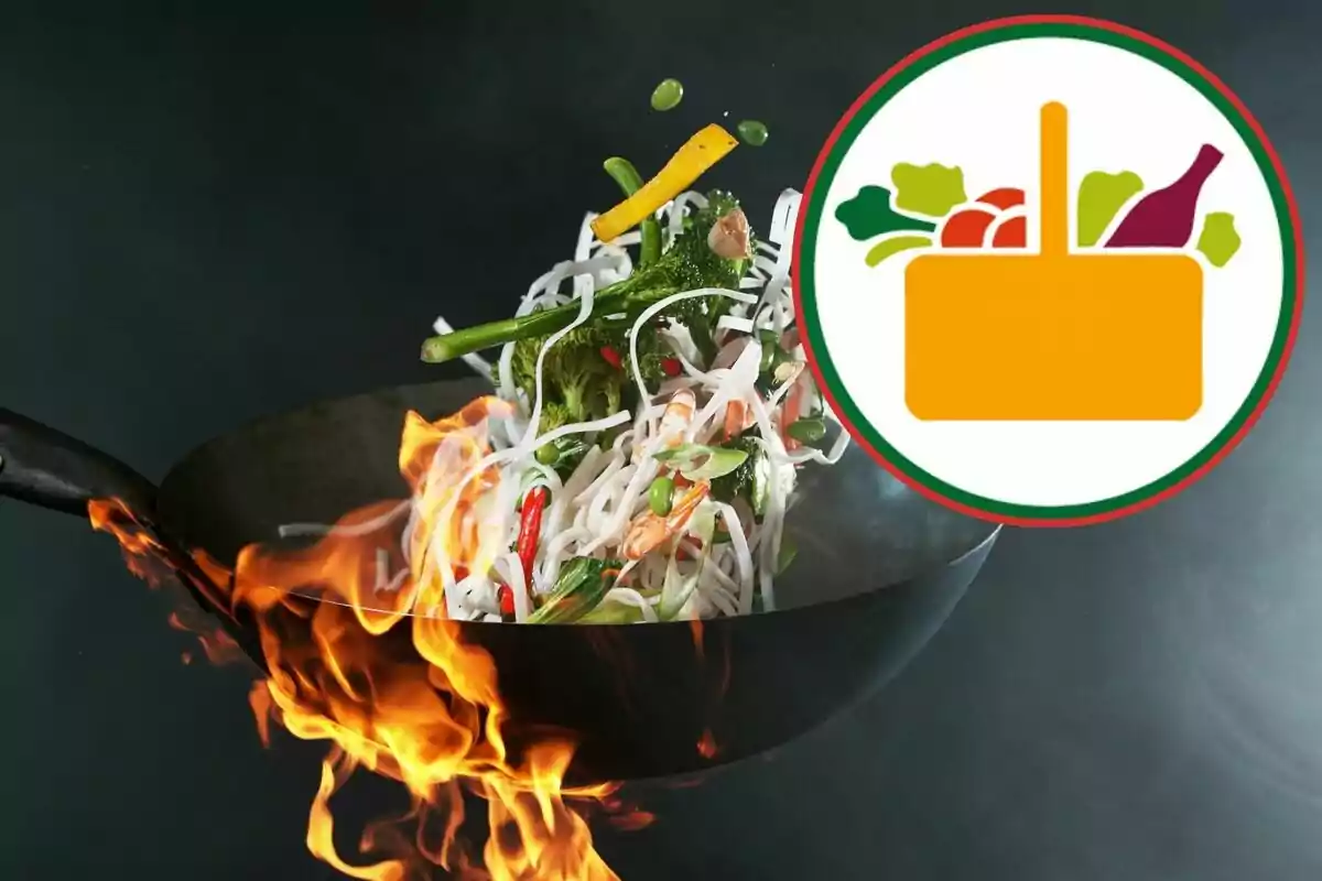 Salteado de verduras y fideos en un wok con fuego intenso y un icono de canasta de alimentos en la esquina superior derecha