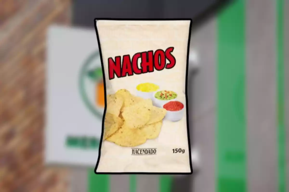 Bolsa de nachos Hacendado de 150 gramos con tres salsas en pequeños recipientes sobre un fondo desenfocado Bolsa de nachos Hacendado de 150 gramos con tres salsas en pequeños recipientes sobre un fondo desenfocado