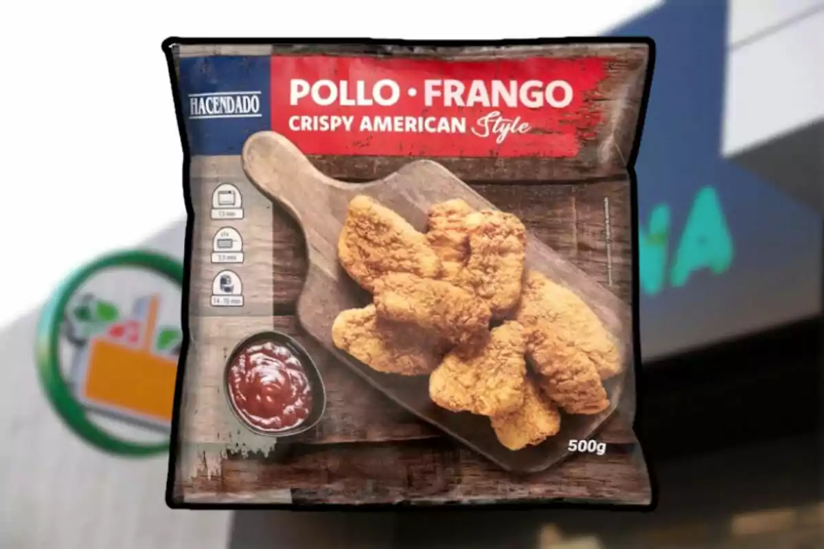 Bolsa de pollo empanado estilo americano de la marca Hacendado sobre un fondo desenfocado de supermercado Bolsa de pollo empanado estilo americano de la marca Hacendado sobre un fondo desenfocado de supermercado