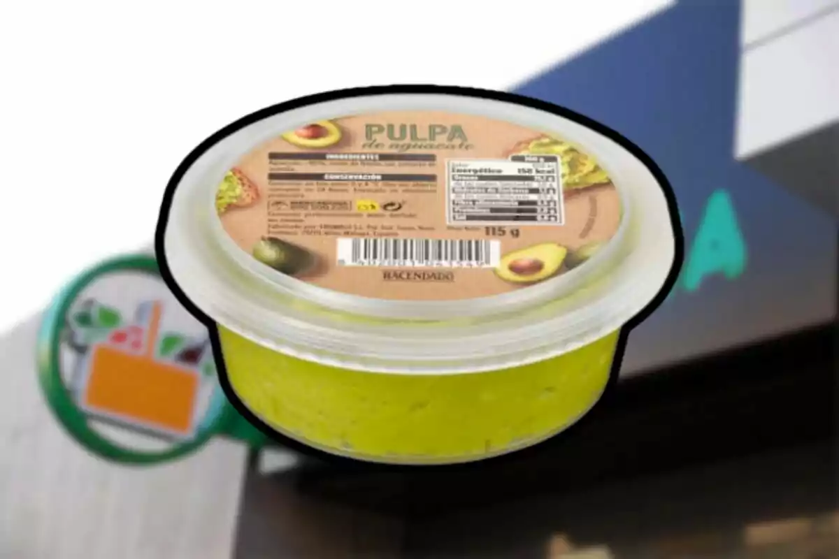 Envase de pulpa de aguacate de la marca Hacendado frente a un supermercado Envase de pulpa de aguacate de la marca Hacendado frente a un supermercado